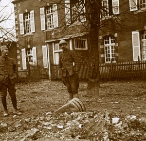 Unexplodierte 380 Granate, Verdun, Nordfrankreich, um 1914-1918 von Unbekannt