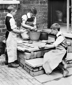 Vereinigtes Königreich: Jungen schälen Kartoffeln und schärfen Messer im Waisenhaus - Pontefract - ca. 1905 von Unbekannt