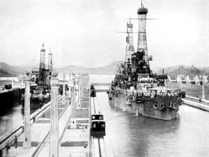 US-Kriegsschiffe passieren eine Schleuse, Panamakanal, Panama, 1926 von Unbekannt