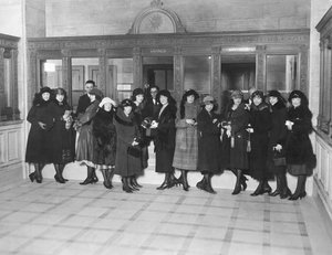 Vereinigte Staaten: ca. 1926 Eine Gruppe von Frauen steht an den 