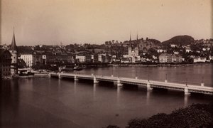 Unbetitelte Brücke mit Stadt im Hintergrund