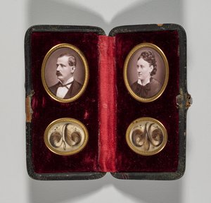 Unbetiteltes Etui mit Porträts eines Mannes und einer Frau und Haarschmuck, um 1870er Jahre von Unbekannt