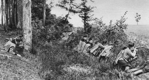 Vorhut der österreichisch-ungarischen Ulanen, die eine Lichtung im Wald besetzen, Erster Weltkrieg, 1917 von Unbekannt