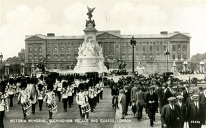Victoria Memorial, Buckingham Palace und Wachen, London, 1930er Jahre von Unbekannt