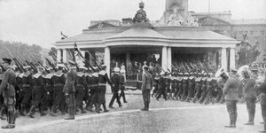 Siegesparade vorbei am Victoria Memorial und Buckingham Palace, London, 19. Juli 1919