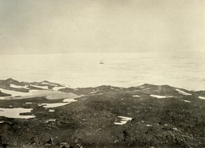 Blick vom Hohen Hügel...Das Schiff im losen Packeis, ca. 1908, 1909 von Unbekannt