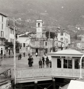 Blick auf Moltrasio am Ufer des Comer Sees, Italien von Unbekannt