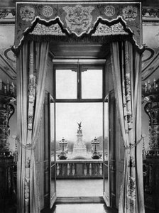 Blick auf das Victoria-Denkmal von innen im Buckingham Palace, London von Unbekannt