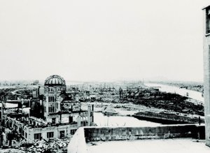 Ansicht der Stadt Hiroshima nach der Explosion der Atombombe: Ruine des Landwirtschaftsausstellungspalastes