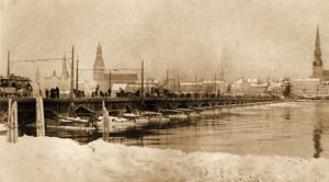 Ansicht der schwimmenden Brücke über die Dwina, Riga, Lettland, 1915 von Unbekannt