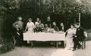 Besucher mit dem russischen Autor Alexander Kuprin und seiner Familie, Gatschina, Russland von Unbekannt