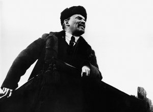 Wladimir Iljitsch Lenin, russischer bolschewistischer Revolutionsführer, spricht von einem Podium