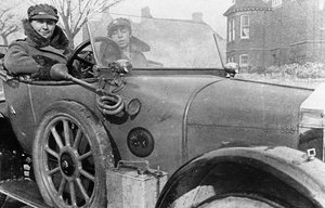 Freiwillige Fahrerinnen in einem Wolseley, gespendet für den Kriegseinsatz, Cambridge, Erster Weltkrieg, 1915