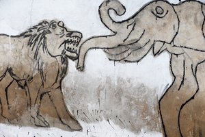 Voodoo-Wandmalerei auf dem Akodessewa-Fetischmarkt, bekannt als der größte Voodoo-Markt der Welt. Elefant und Löwe. Lomé, Togo von Unbekannt
