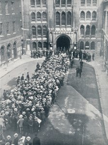 Warten auf den Eintritt in die Guildhall für Mr. Asquiths erste große Aufruf zur Waffenversammlung, 1914