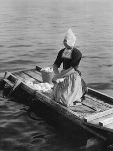 Wäsche in der Zuiderzee, Volendam, Niederlande, ca. 1934