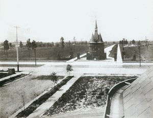 Washington Terrace westlich vom Union Boulevard. Erstes Wohnhaus im Bau hinter den Toren von Unbekannt