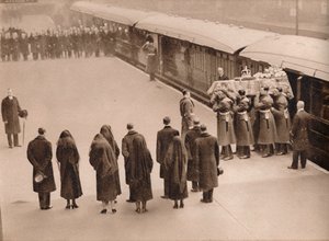Wachen am Sarg, bedeckt vom königlichen Standard, 1936 von Unbekannt