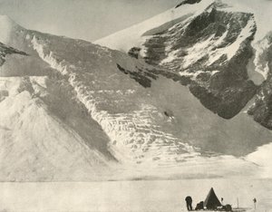 Lager der Westpartei am 28. Dezember unter einem hängenden Gletscher bei den Cathedral Rocks, 1909
