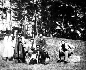 Westliche Besucher mit Einheimischen, Nam San, Korea, 1900