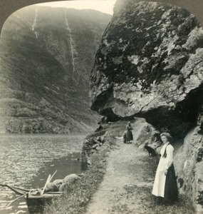 Wo die Straße unter den vorspringenden Klippen am Wasser des Nerofjords, Norwegen, ca. 1905, entlangkriecht von Unbekannt