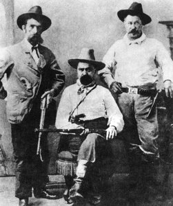 William A. Pinkerton, flankiert von zwei Expressagenten, um 1870er-1880er Jahre