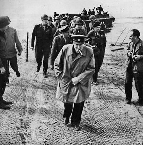 Winston Churchill über den Rhein. Vorwärts nach Deutschland! Vorwärts zum Sieg!, 1945