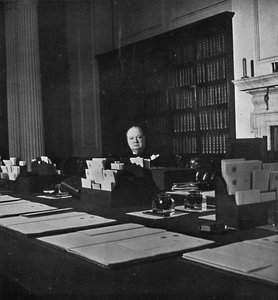 Winston Churchill im Kabinettsraum der Downing Street 10, 1940er, 1945 von Unbekannt