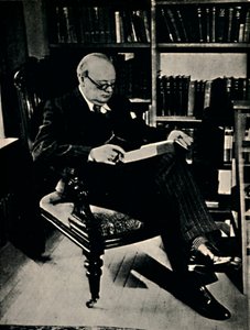 Winston Spencer Churchill in seiner Bibliothek von Unbekannt