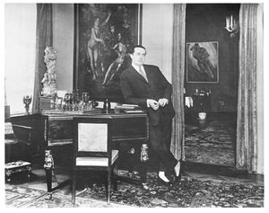 Wolfgang Gurlitt im Arbeitszimmer seiner Galerie in der Potsdamer Straße, Berlin, ca. 1925