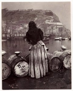 Frau und Fässer, Whitby Hafen, um 1905 von Unbekannt