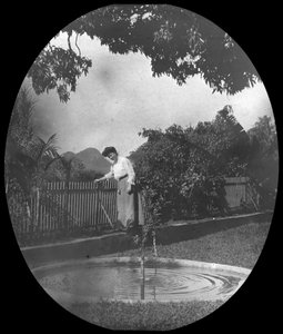 Frau an einem Teich in einem Garten, Rio de Janeiro, Brasilien