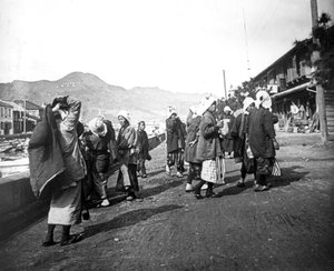 Frau trägt Kohlen, Nagasaki, Japan, c1900