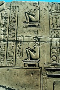 Frau in einem Gebärstuhl, altägyptisches Kalksteinrelief aus Kawm Umbu