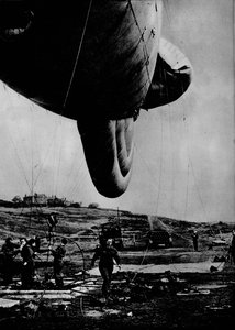 Frau der WAAF handhabt einen Sperrballon, 1943 von Unbekannt