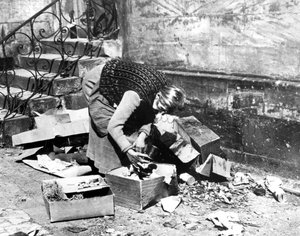 Frau sucht nach Essen, Bayreuth, Deutschland, April 1945 von Unbekannt