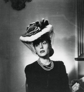 Frau mit Hut und Schleier von dem französischen Modedesigner Jacques Fath, Frankreich, 1943 von Unbekannt