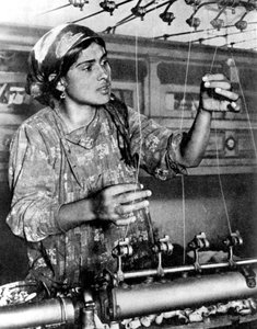 Frau, die in der Seidenindustrie arbeitet, Samarkand, Usbekistan, 1936
