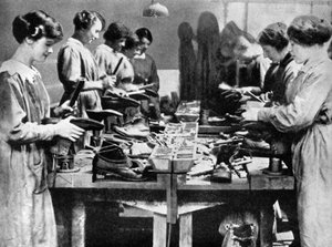 Schuhmacherinnen reparieren Schuhe für den Kriegseinsatz, 1914-1918