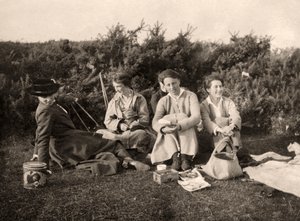 Frauen genießen ein Picknick, 20. Jahrhundert