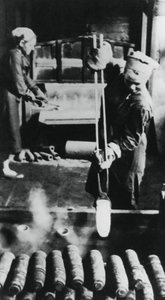 Frauen stellen Granathülsen in einer russischen Fabrik her, Zweiter Weltkrieg, 1943 von Unbekannt