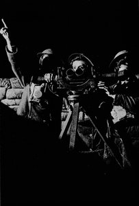 Frauen im Dienst an einer Flugabwehrbatterie, 1943 von Unbekannt
