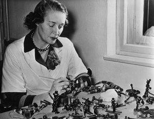 Holzspielzeug wird in Wien, Österreich, für Amerika fertiggestellt, 1952 von Unbekannt