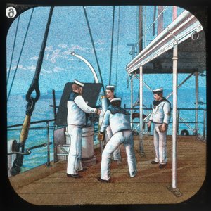 Arbeiten an einer 3-Pfünder-Kanone -- H.M.S. Blake, um 1900 von Unbekannt