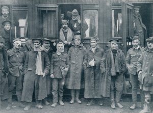 Verwundete englische Truppen auf dem Weg zu einem Feldlazarett, ca. 1914