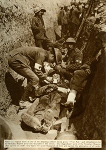 Verwundeter Soldat wird in den Schützengräben behandelt, Schlacht an der Somme, Erster Weltkrieg, 1916, 1935 von Unbekannt