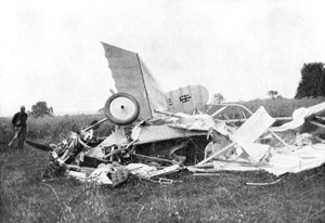 Wrack des Flugzeugs, in dem der britische Pilot Flight-Lieutenant Warneford 1915 getötet wurde von Unbekannt