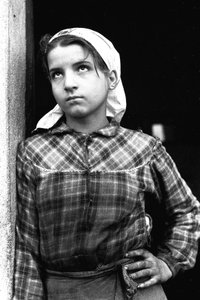 Junges Mädchen arbeitet als Olivenerntehelferin in Kalabrien, Italien, ca. 1955 von Unbekannt