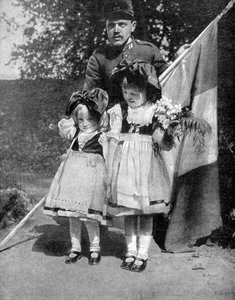 Junge elsässische Kinder in traditioneller Kleidung mit einem französischen Soldaten, Erster Weltkrieg, 1915 von Unbekannt