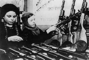 Junge Mädchen montieren Maschinengewehre in einer russischen Fabrik, 1943 von Unbekannt